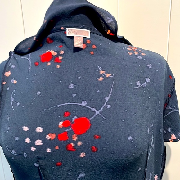 Like new, extremely easy to dress up or down! Soft fabric and wears well…. - Picture 5 of 5